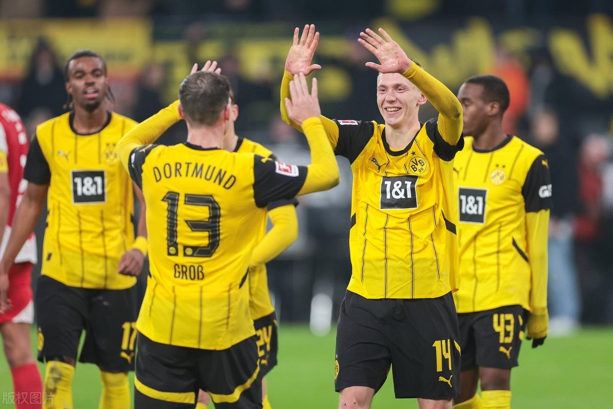 爱游戏体育官方入口关于多特蒙德主场大捷，球员赛后激动庆祝胜利，一次这里因此.的信息